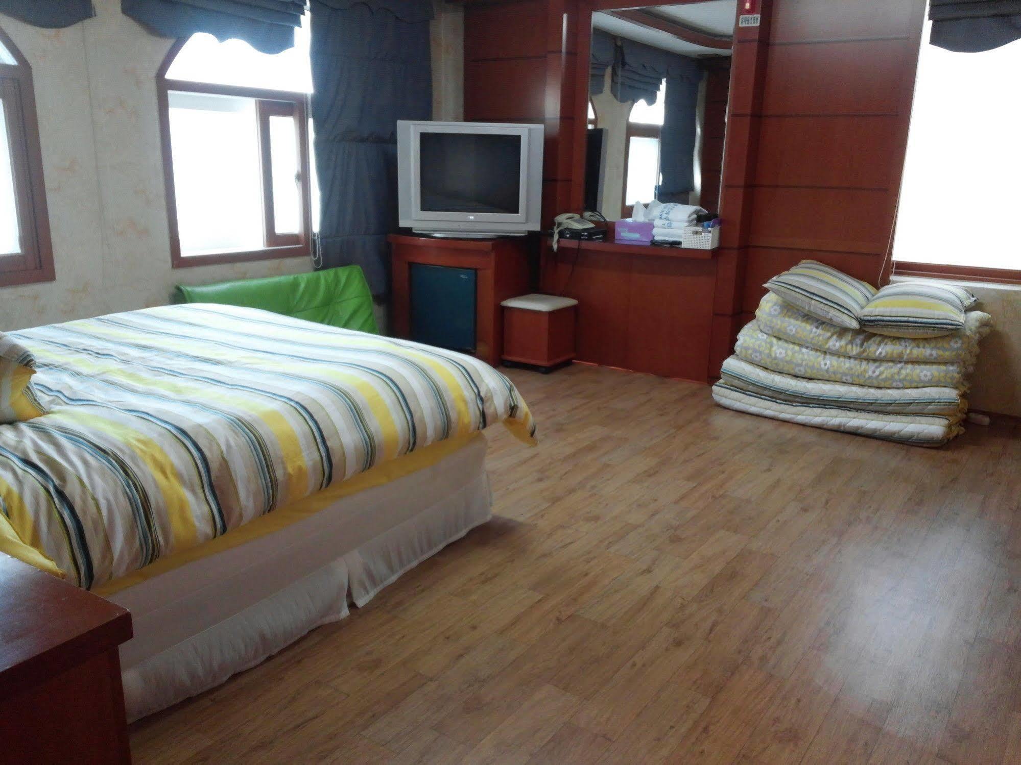 Marine Guesthouse Сокчхо Экстерьер фото