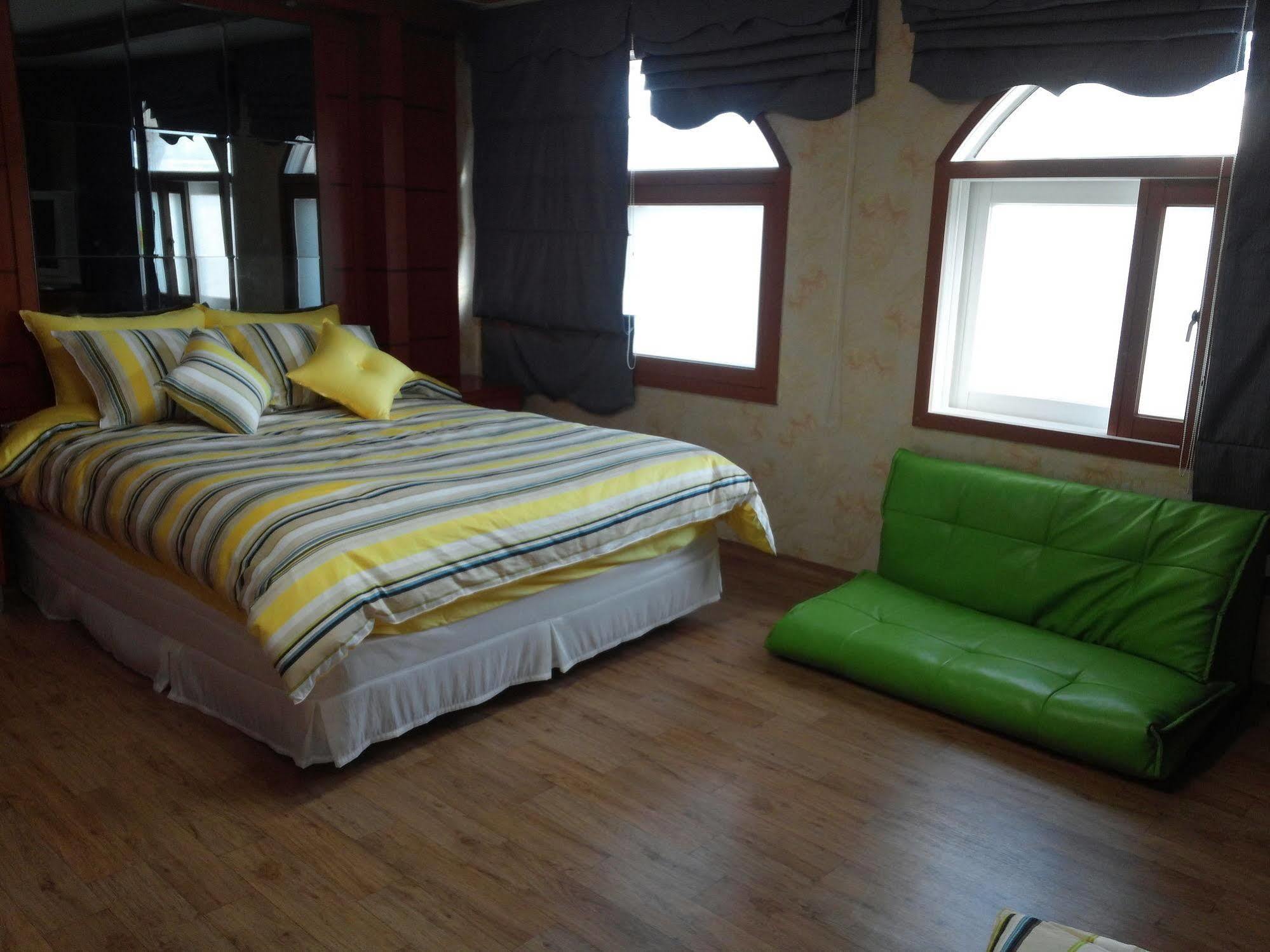 Marine Guesthouse Сокчхо Экстерьер фото